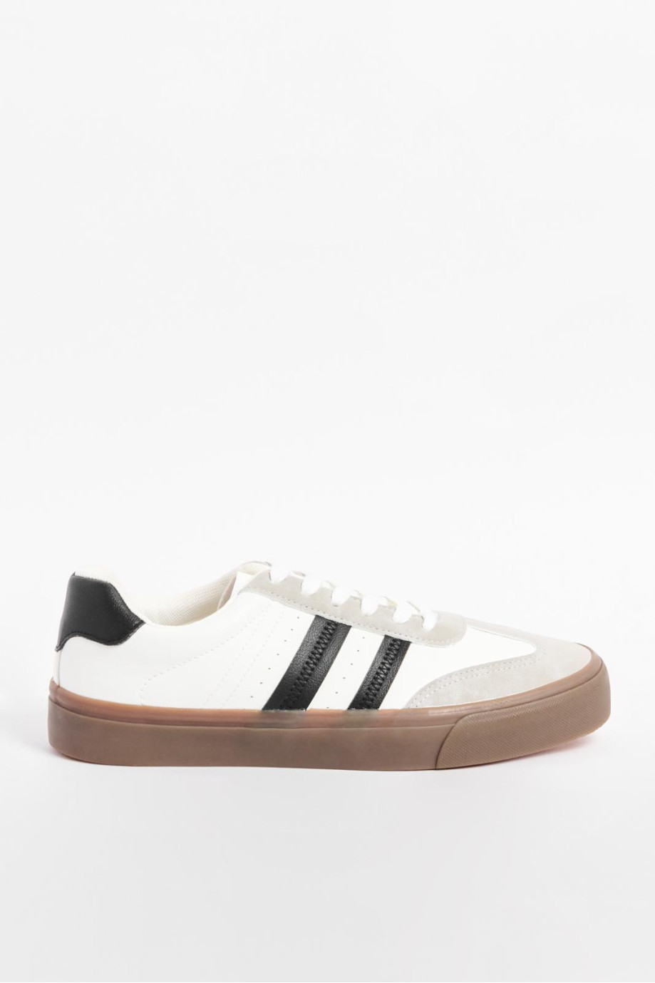 Tenis casuales cremas con contrastes negros y cortes