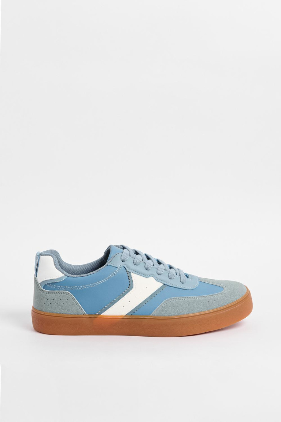 Tenis casuales azules claros con contrastes blancos