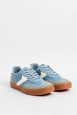 Tenis casuales azules claros con contrastes blancos