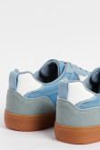 Tenis casuales azules claros con contrastes blancos