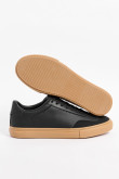 Tenis casuales negros con suelas en contraste planas