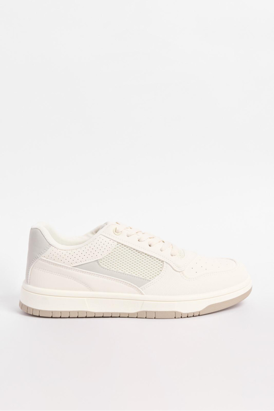 Tenis casuales cremas con perforaciones y contraste posterior