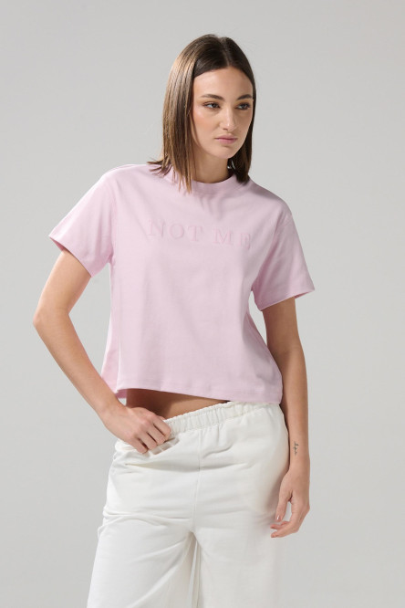 Camiseta unicolor cuello redondo con texto delantero