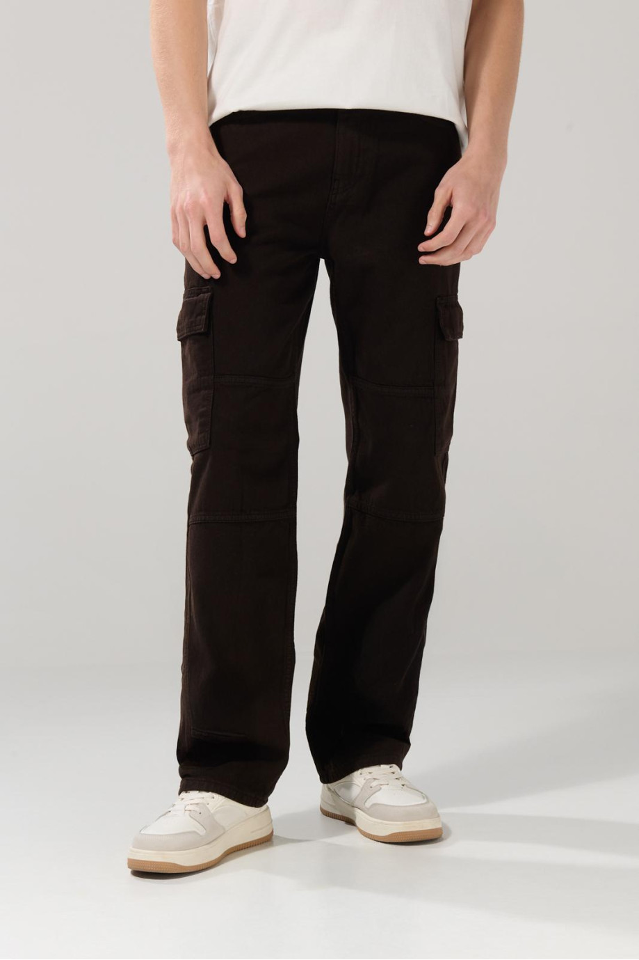 Pantalón cargo café con tiro medio, cortes y bota recta