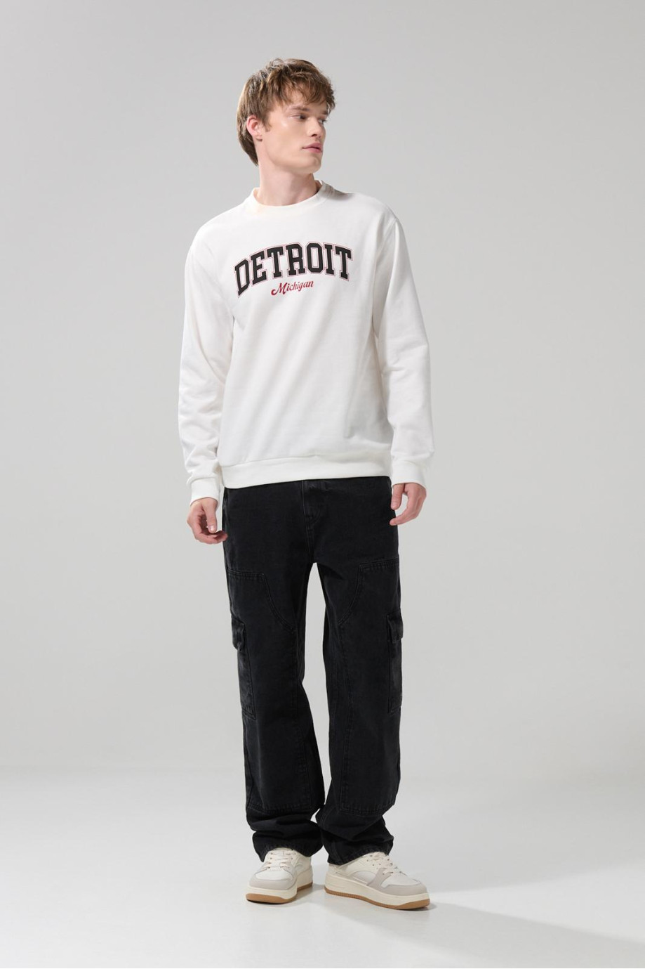 Pantalón cargo gris intenso con bota recta y tiro medio