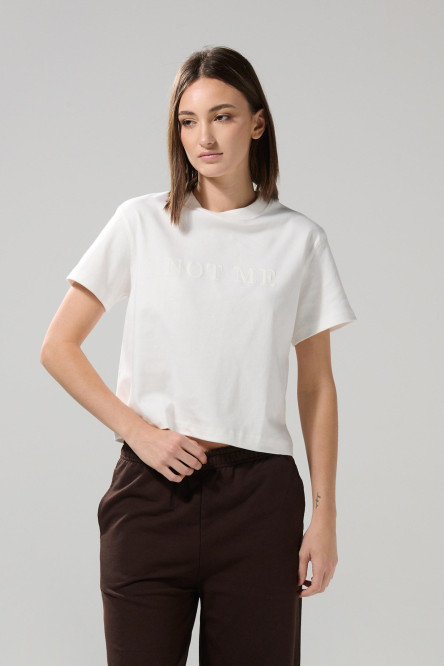 Camiseta unicolor cuello redondo con texto delantero