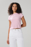 Camiseta rosada clara manga corta con texto college