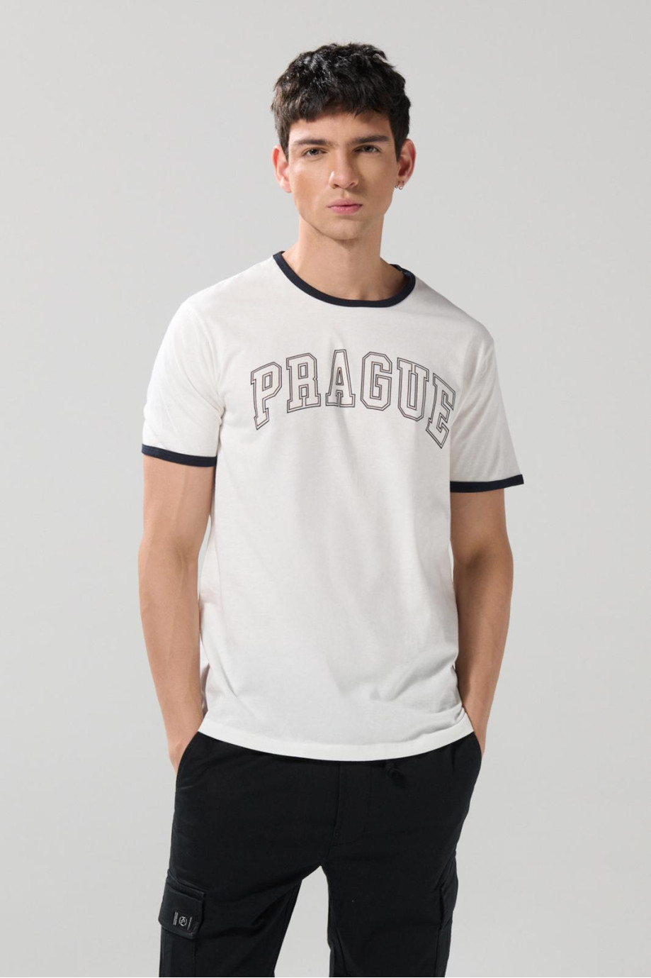 Camiseta cuello redondo college crema con contrastes