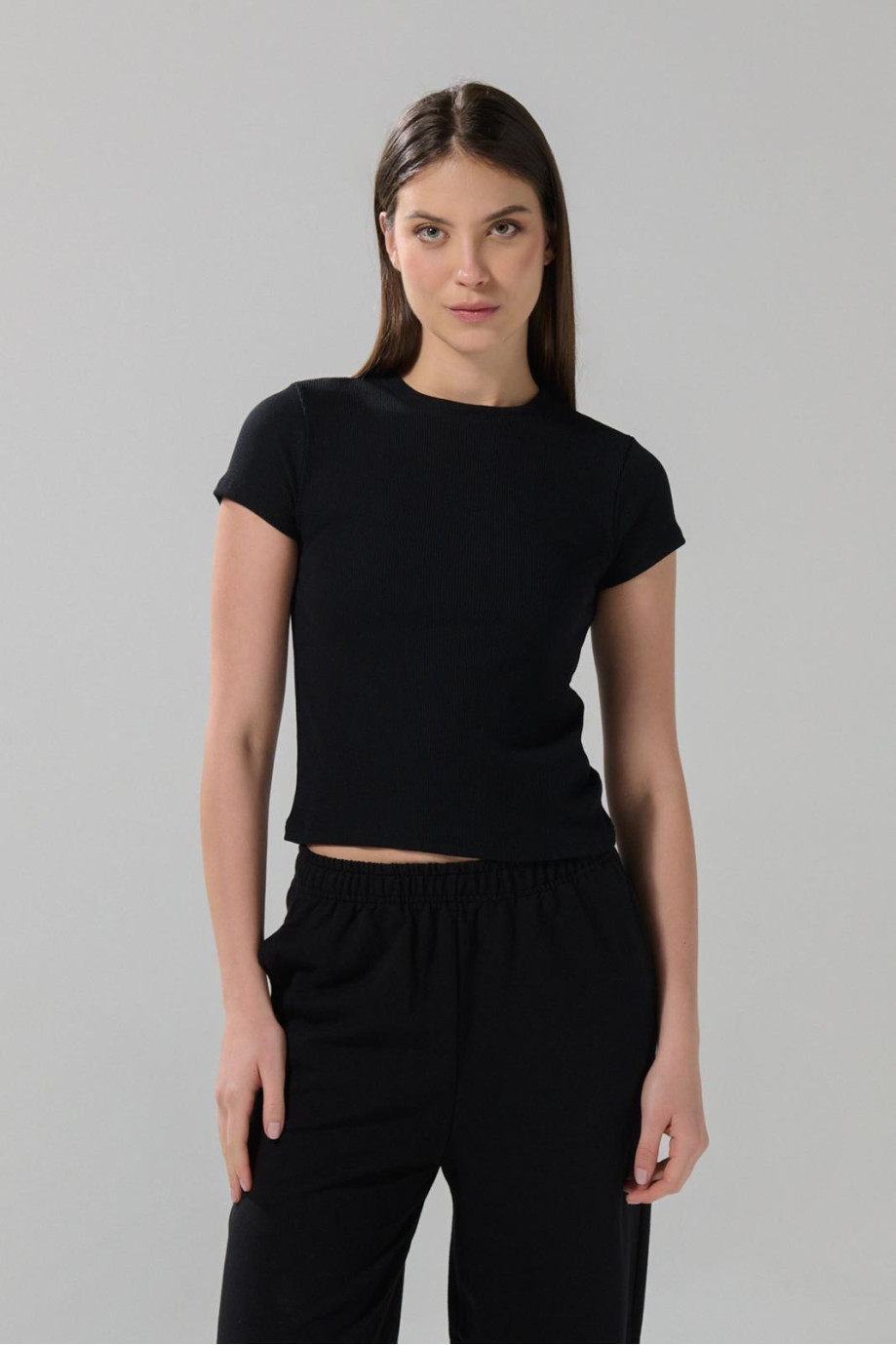 Camiseta cuello redondo unicolor en tela acanalada