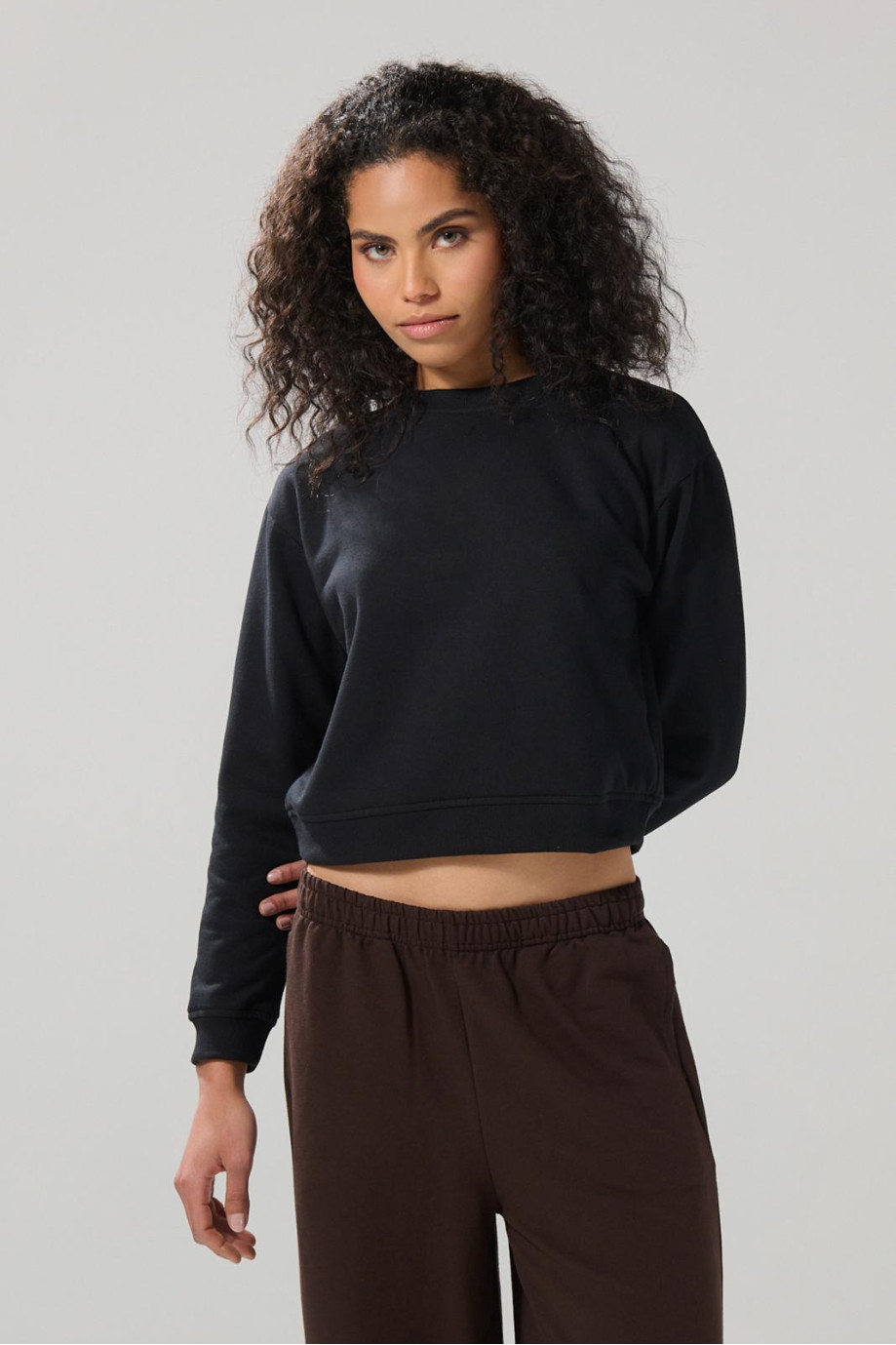 Buzo con hombro rodado y cuello redondo unicolor