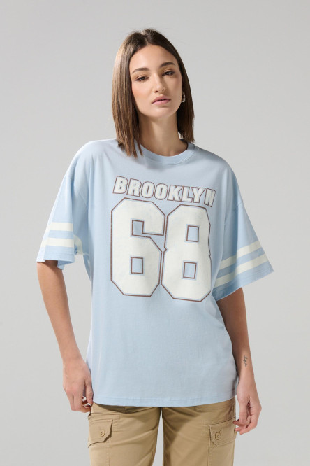 Camiseta oversize azul cuello redondo con diseño college