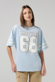 Camiseta oversize azul cuello redondo con diseño college