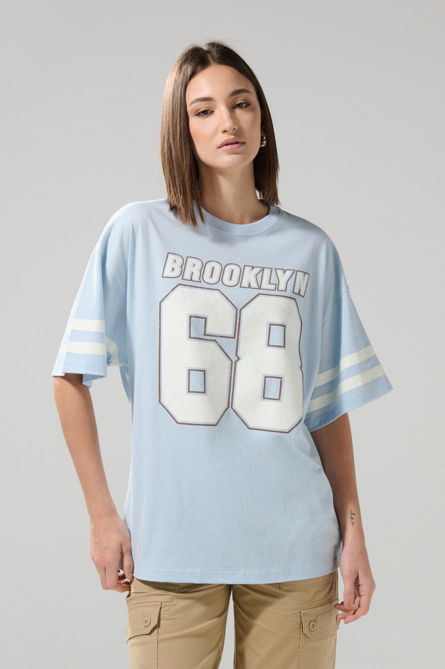 Camiseta oversize azul cuello redondo con diseño college