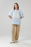 Camiseta oversize azul cuello redondo con diseño college