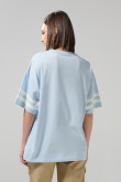 Camiseta oversize azul cuello redondo con diseño college