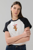 Camiseta crema manga ranglan con diseño de Tom y Jerry