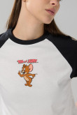 Camiseta crema manga ranglan con diseño de Tom y Jerry