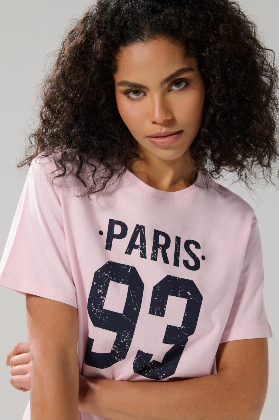 Camiseta college rosada clara con manga corta