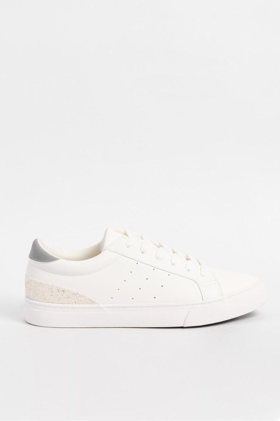 Tenis cremas casuales con contraste posterior y perforaciones