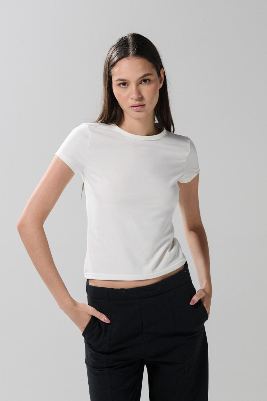 Camiseta unicolor con cuello redondo y ajuste ceñido