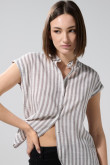 Blusa unicolor a rayas con hombro rodado y manga corta