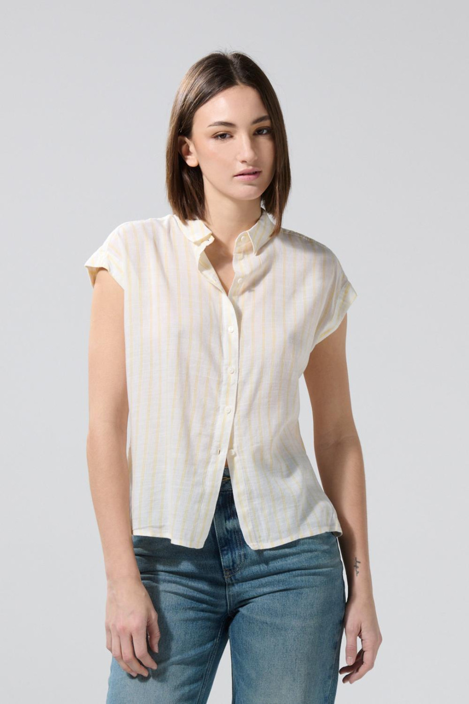 Blusa unicolor a rayas con hombro rodado y manga corta