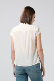 Blusa unicolor a rayas con hombro rodado y manga corta