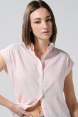 Blusa unicolor a rayas con hombro rodado y manga corta
