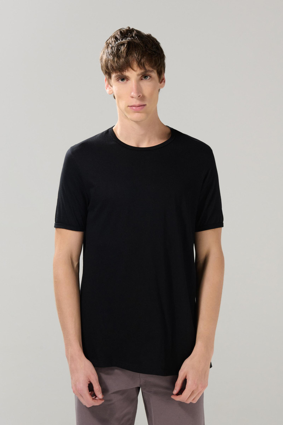 Camiseta en algodón ajustada con cuello redondo unicolor