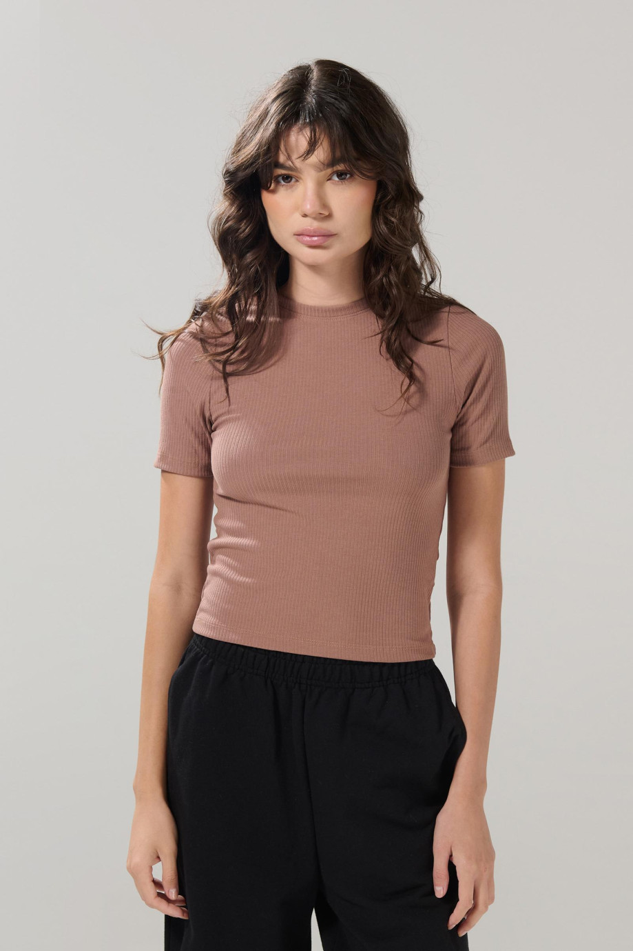 Camiseta con texturas acanaladas y cuello redondo unicolor