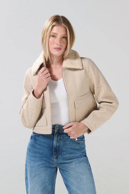 Chaqueta tipo crop  con apariencia   paño y cuello en sherpa