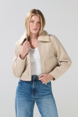 Chaqueta tipo crop  con apariencia   paño y cuello en sherpa