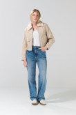 Chaqueta tipo crop  con apariencia   paño y cuello en sherpa