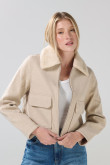 Chaqueta tipo crop  con apariencia   paño y cuello en sherpa