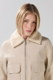 Chaqueta tipo crop  con apariencia   paño y cuello en sherpa