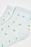 Medias cortas azules claras con diseños de flores