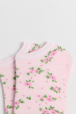 Medias unicolores tobilleras con diseño de flores.