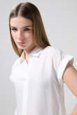Blusa manga corta unicolor con botones ocultos en frente