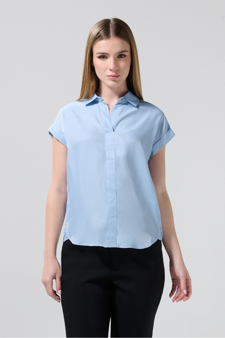 Blusa manga corta unicolor con botones ocultos en frente