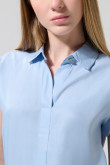 Blusa manga corta unicolor con botones ocultos en frente