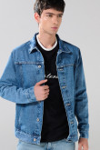 Chaqueta de jean azul medio con botones metálicos