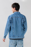 Chaqueta de jean azul medio con botones metálicos