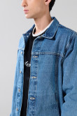 Chaqueta de jean azul medio con botones metálicos