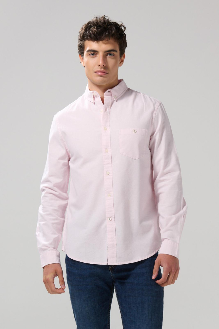 Camisa con cuello button down unicolor y manga larga