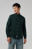 Camisa con cuello button down unicolor y manga larga
