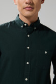 Camisa con cuello button down unicolor y manga larga