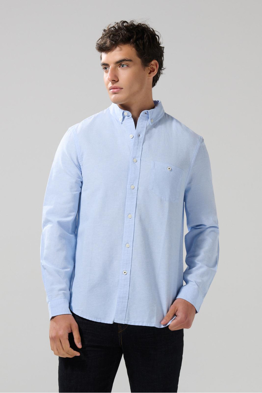 Camisa con cuello button down unicolor y manga larga