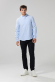 Camisa con cuello button down unicolor y manga larga