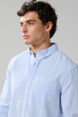 Camisa con cuello button down unicolor y manga larga