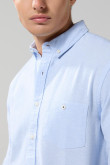 Camisa con cuello button down unicolor y manga larga